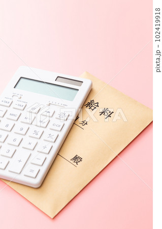 給料袋と電卓　ピンクバック 102419918
