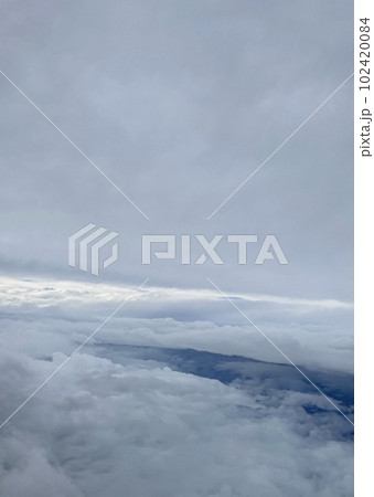 雲の上に雲の層 102420084