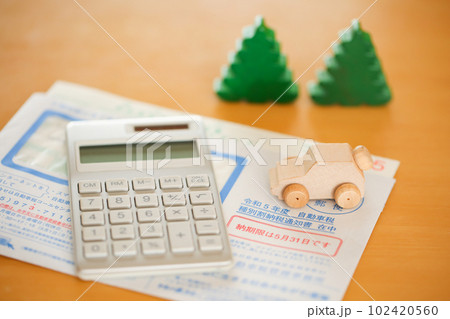 自動車税のイメージ 電卓と車 税金  自動車税のイメージ 電卓と車 税金  102420560