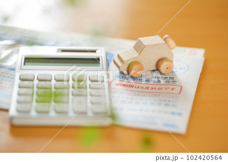 自動車税のイメージ 電卓と車 税金  自動車税のイメージ 電卓と車 税金  102420564