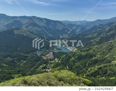 愛媛県四国中央市　翠波高原　翠波峰広場上空からの風景 102420667
