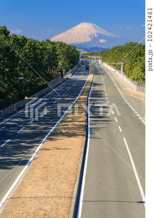 神奈川_海岸を走る国道134号線と富士山の風景 神奈川_海岸を走る国道134号線と富士山の風景 102421481