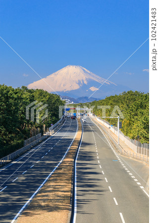神奈川_海岸を走る国道134号線と富士山の風景 102421483