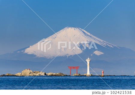 神奈川_真名瀬海岸から見る名島の鳥居と富士山の絶景 102421538