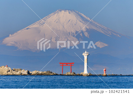 神奈川_真名瀬海岸から見る名島の鳥居と富士山の絶景 102421541