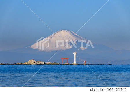 神奈川_真名瀬海岸から見る名島の鳥居と富士山の絶景 神奈川_真名瀬海岸から見る名島の鳥居と富士山の絶景 102421542