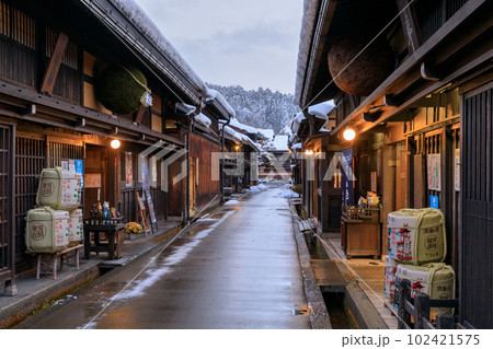 岐阜_飛騨高山三町筋の商家と雪景色の絶景 102421575