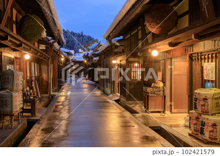 岐阜_飛騨高山三町筋の商家と雪景色の絶景 102421579