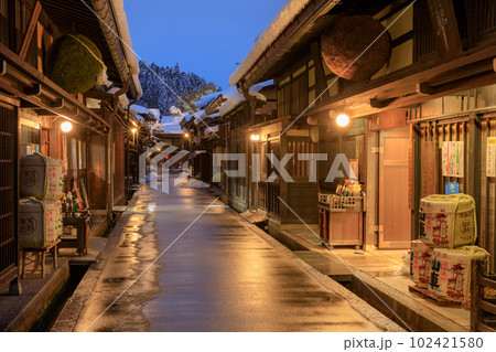 岐阜_飛騨高山三町筋の商家と雪景色の絶景 102421580