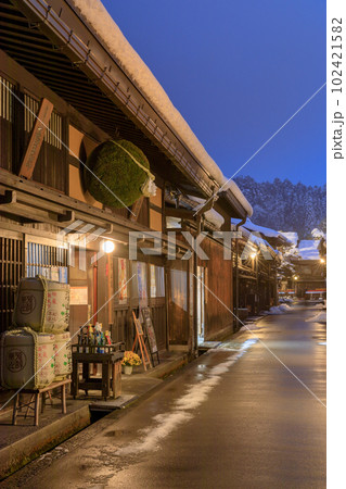 岐阜_飛騨高山三町筋の商家と雪景色の絶景 岐阜_飛騨高山三町筋の商家と雪景色の絶景 102421582