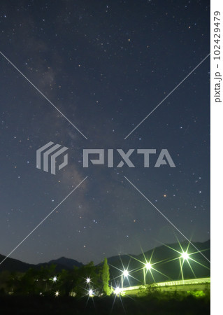 北杜市武川町、南西の夜空に輝くさそり座と天の川 102429479