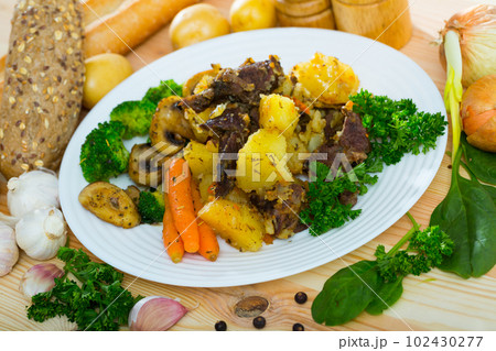 Beef stewed with potatoes, champignons, carrots, broccoli 102430277