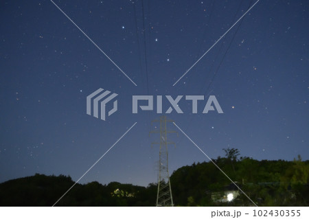 北杜市武川町、北の空、送電線に掛かる北斗七星 102430355