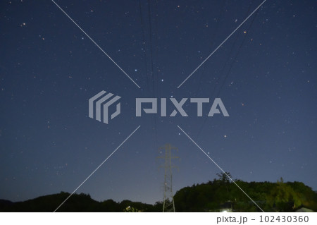 北杜市武川町、北の空、送電線に掛かる北斗七星 102430360