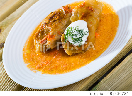 Stuffed cabbage leaves 102430784