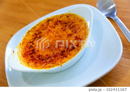 Creme brulee with caramelized sugar 102431167