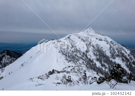 日本百名山武尊山に連なる剣ヶ峰山の尖峰 102432142
