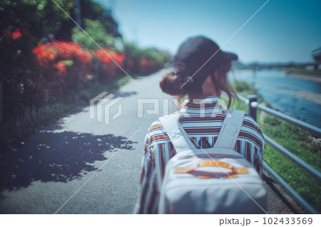 歩く女性の後姿 ぼかし風景 歩く女性の後姿 ぼかし風景 102433569