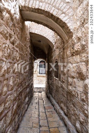 Beatiful narrow street of Jerusalem Old City 102433644