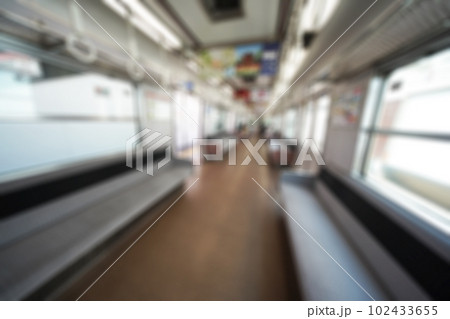 電車内のぼかし風景 102433655