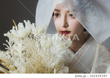 花嫁 白無垢 綿帽子の写真素材 [102434397] - PIXTA