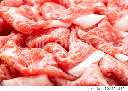牛肉(イチボ切り落とし)のアップ。 102434825
