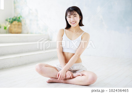 ヨガをする若い女性 ヨガをする若い女性 102436465