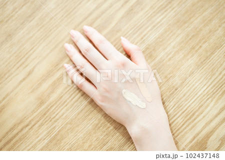 ファンデーションの色味を確かめる女性の手元 ファンデーションの色味を確かめる女性の手元 102437148