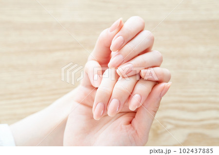 爪の状態を確かめる女性の手元 爪の状態を確かめる女性の手元 102437885