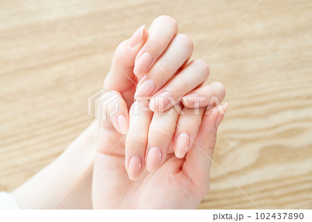 爪の状態を確かめる女性の手元 爪の状態を確かめる女性の手元 102437890