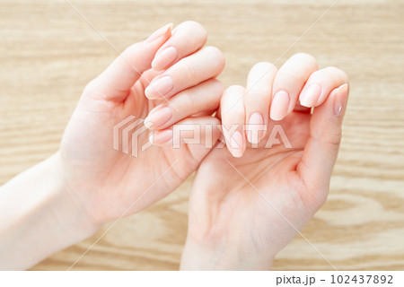 爪の状態を確かめる女性の手元 爪の状態を確かめる女性の手元 102437892