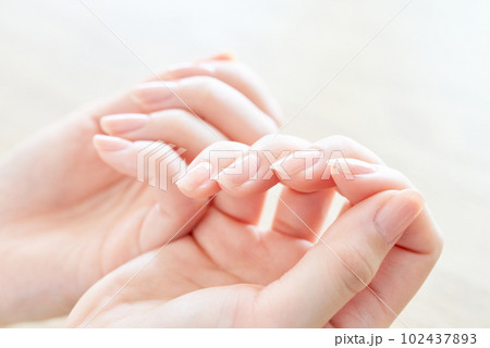 爪の状態を確かめる女性の手元 爪の状態を確かめる女性の手元 102437893