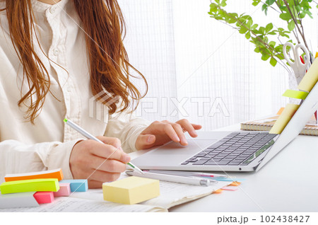 学び直しをする大人の女性 102438427