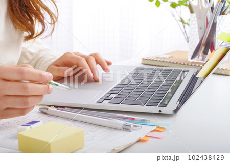 学び直しをする大人の女性 102438429