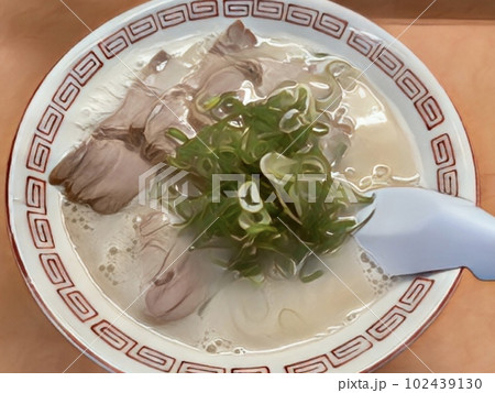 昔ながらの博多とんこつラーメン 102439130