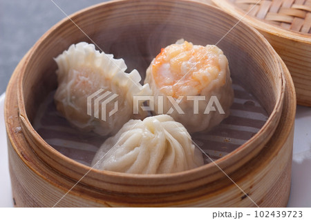 蒸籠の中のアツアツ飲茶3種 蒸籠の中のアツアツ飲茶3種 102439723