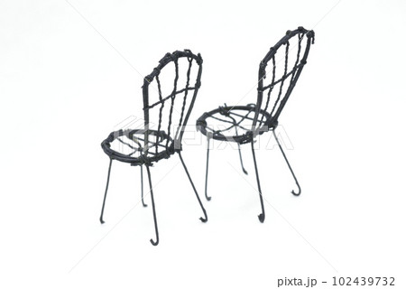 白バックの黒い椅子2脚 102439732