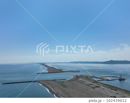サロマ湖湾口 オホーツク海との水路 空撮 102439812