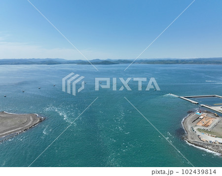 サロマ湖湾口 初夏快晴 オホーツク海と湖接続空撮 102439814