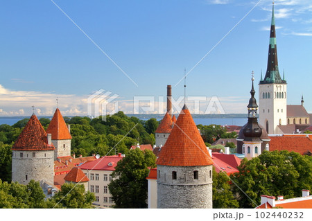 エストニア 高台の展望台から望む中世の面影を残す世界遺産タリン旧市街歴史地区の街並み エストニア 高台の展望台から望む中世の面影を残す世界遺産タリン旧市街歴史地区の街並み 102440232