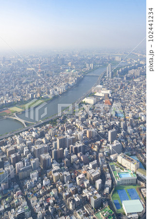 東京スカイツリー展望台からみた霞がかった東京の街並み 102441234