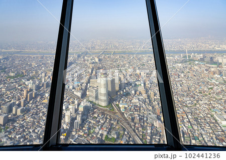 東京スカイツリー展望台からみた霞がかった東京の街並み 102441236