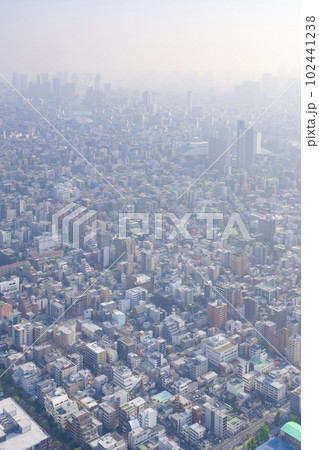 東京スカイツリー展望台からみた霞がかった東京の街並み 102441238