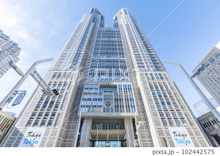 東京都新宿区　快晴の東京都庁 102442575