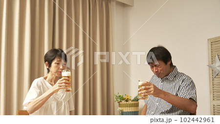 自宅で晩酌をする熟年夫婦 自宅で晩酌をする熟年夫婦 102442961