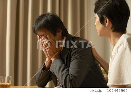 自宅で落ち込むサラリーマン 102442963