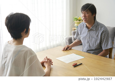 熟年離婚 離婚の話をする中年男性 熟年離婚 離婚の話をする中年男性 102442987