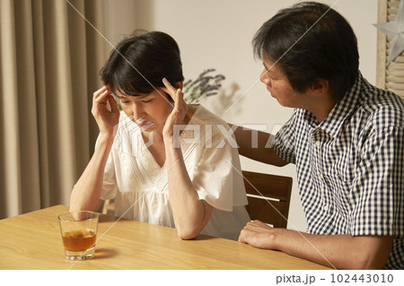 自宅で頭痛がする中年女性 102443010
