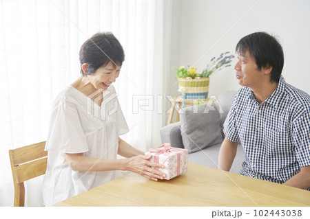 妻にプレゼントをあげる夫 妻にプレゼントをあげる夫 102443038
