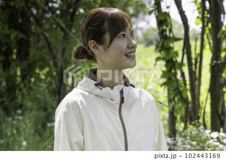 笑顔で公園を散歩する女性 笑顔で公園を散歩する女性 102443169